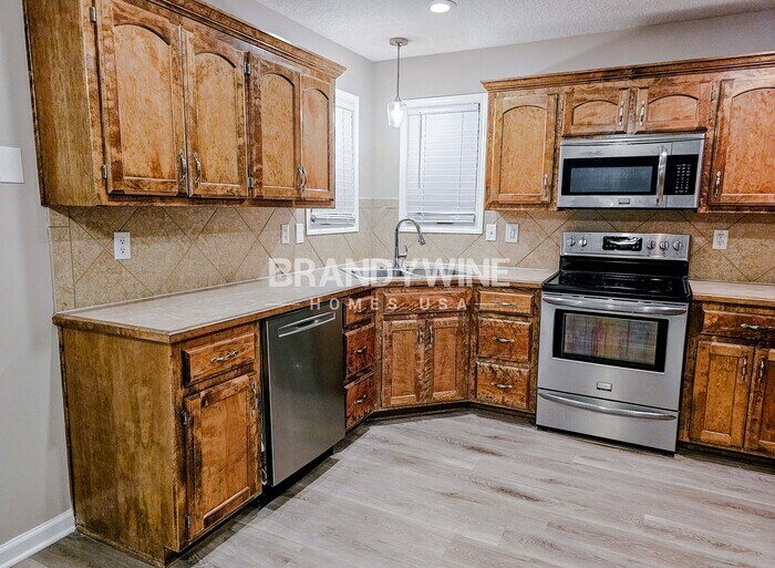 Building Photo - 803 SW Hilltop Ct