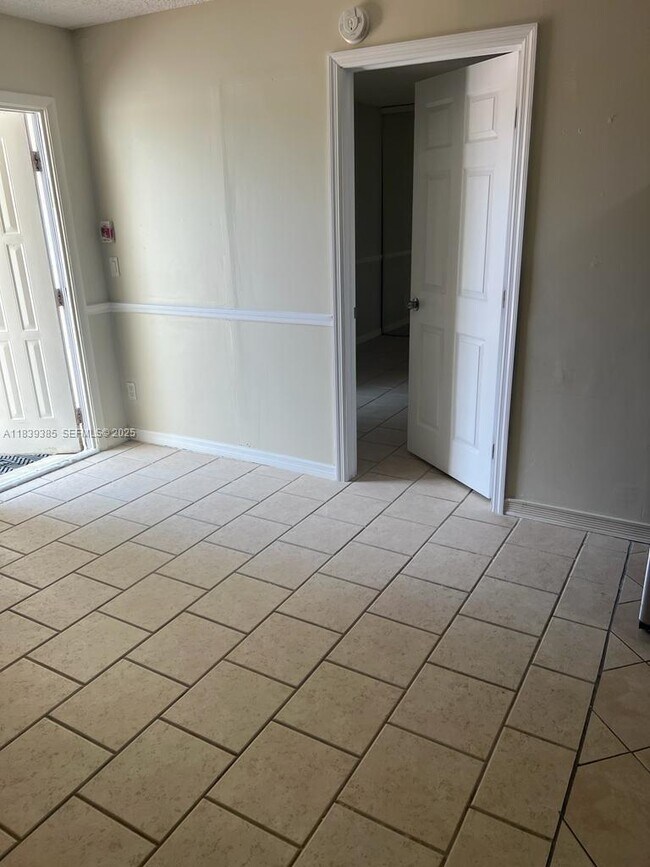 Building Photo - 641 Executive Center Dr