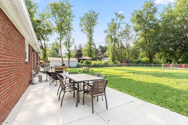 Building Photo - 8254 Mary Ann Ave