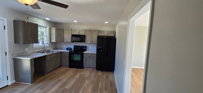 Building Photo - 7619 Parkview Dr