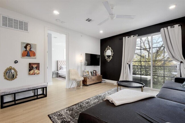 Building Photo - 2709 E 5th St.