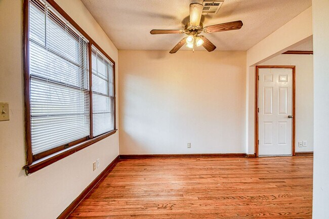 Building Photo - Charming Central Norman Home!