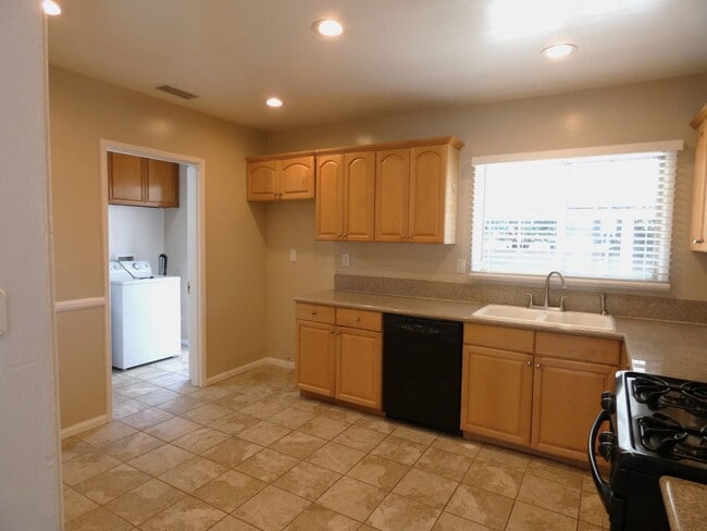 Building Photo - *Available NOW  in Lakewood!*