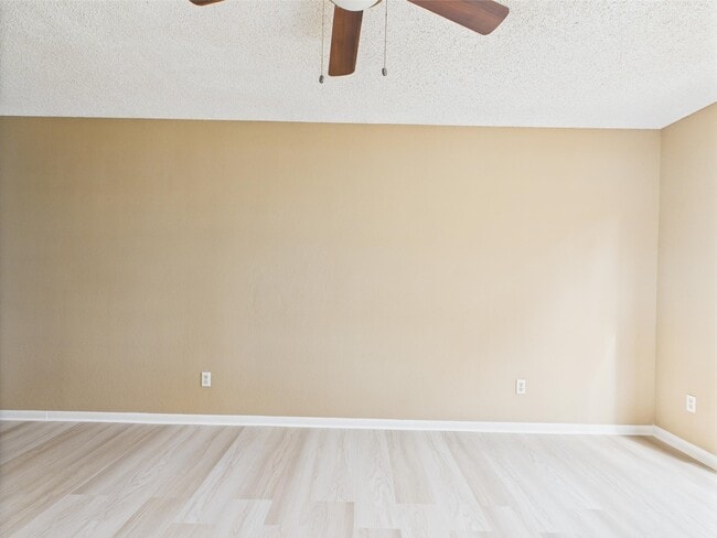 Building Photo - 913 Mayfield Dr