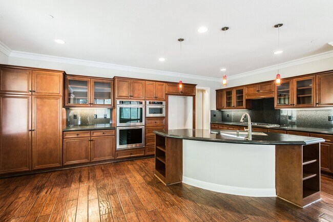 Building Photo - Beautiful 5 bedroom/ 3 Bath Miraleste home...