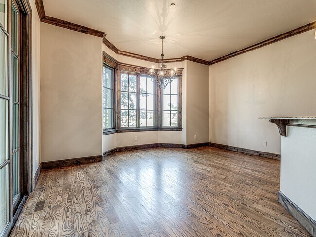 Building Photo - Luxury Townhome in Edmond + Near Rose Cree...