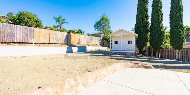 Building Photo - Charming Single Family Home in Vista! 3 be...