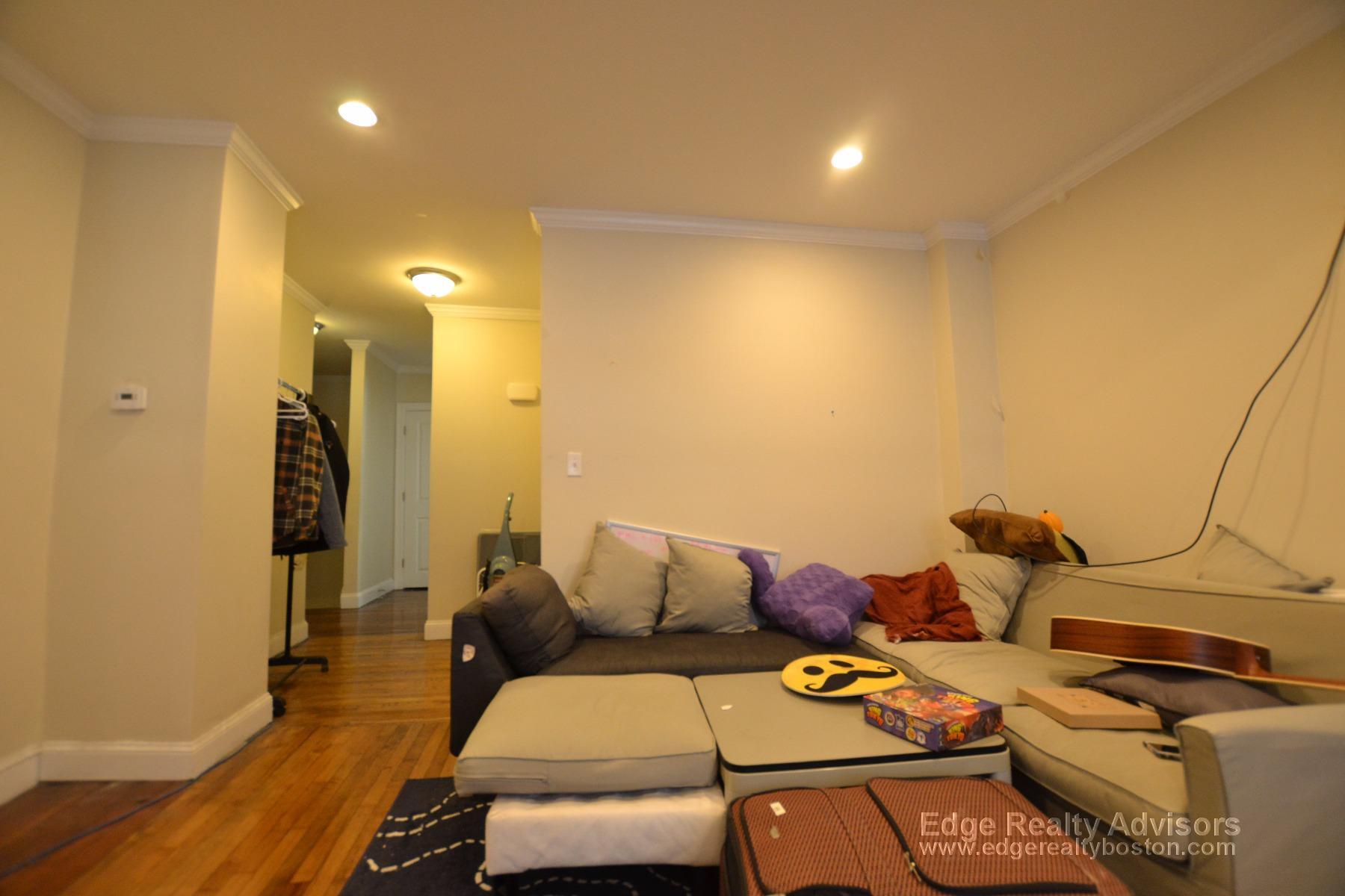 Building Photo - 10 Greylock Rd