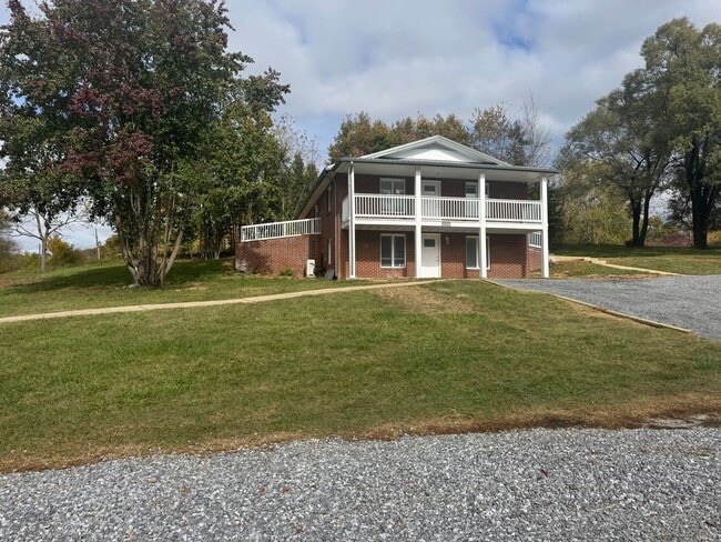 Building Photo - Newly renovated 2 Bedroom 2.5 Bathroom Hom...