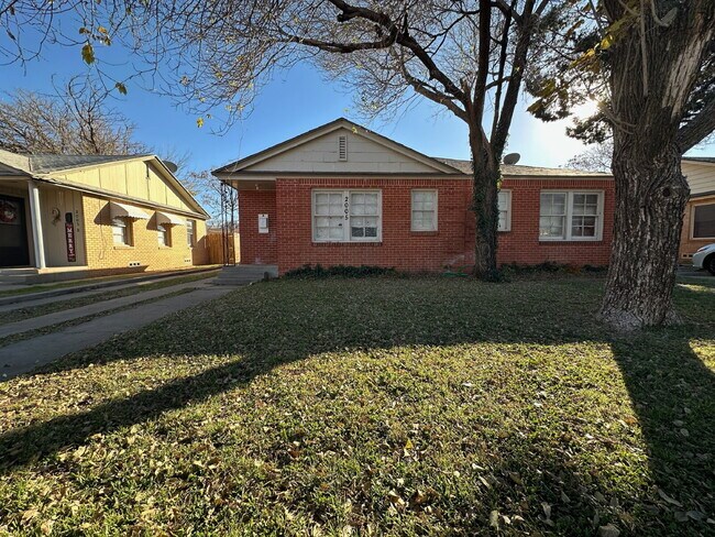Primary Photo - Cozy 1/1 with Private Yard, Close to TTU