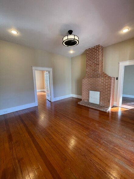 Living Room - 501 W Mistletoe Ave