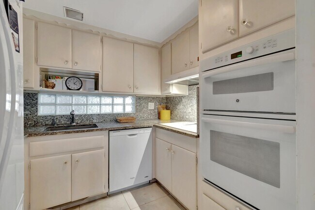 Building Photo - 2711 S Ocean Blvd