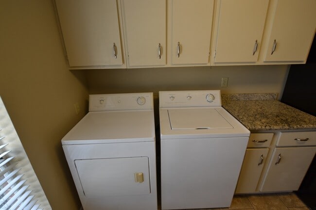 Building Photo - Gated Community!  2 bedroom, 2 bath Condo is excellent location off Jefferson Hwy