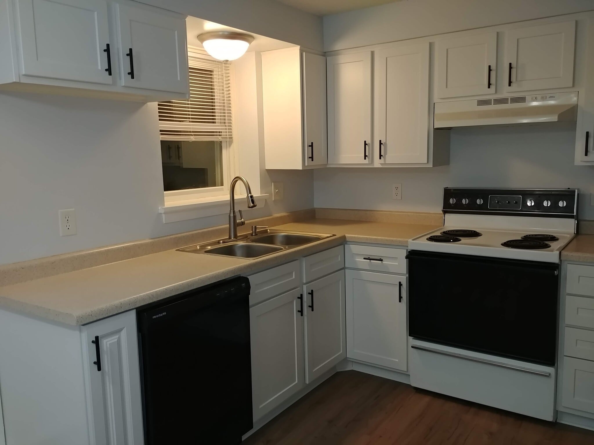 Kitchen - 92 Logan Ave W
