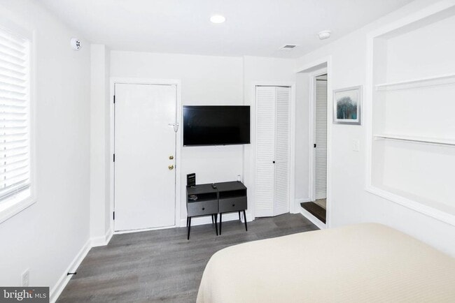 Building Photo - 554 Newcomb St SE