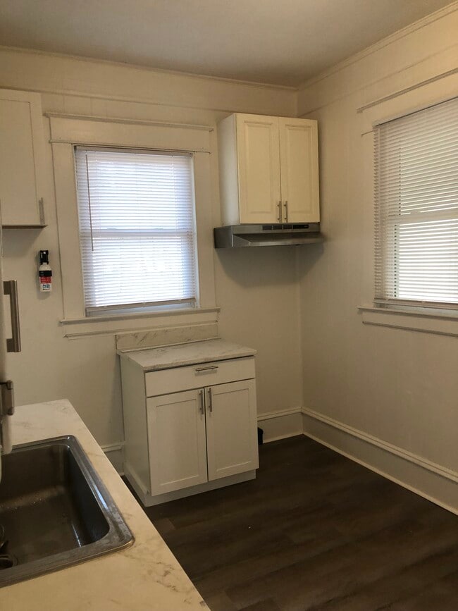 Building Photo - 617 Pender St