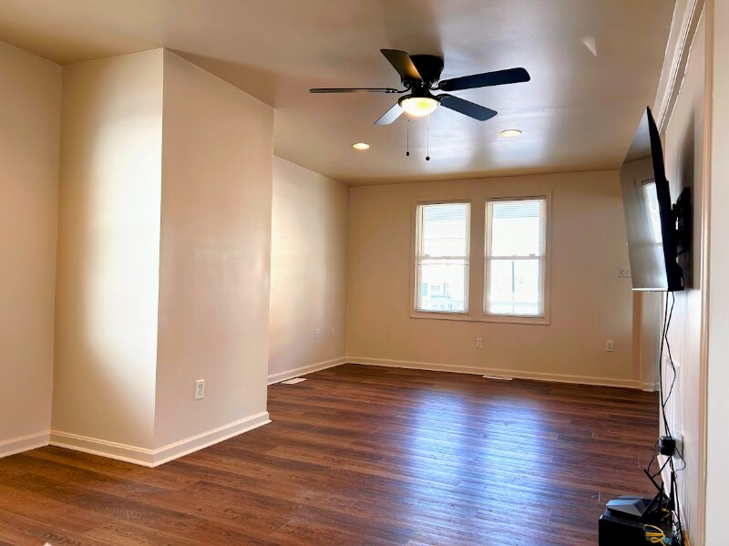 Building Photo - 118 W Potomac St