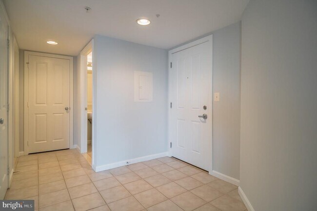 Building Photo - 2220 Fairfax Dr