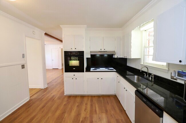 Building Photo - 1912 Dominion Dr