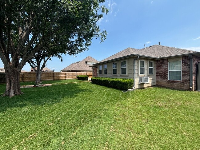 Building Photo - Awesome 3 bed/2bath/2 car Split floor plan in Southfork III!