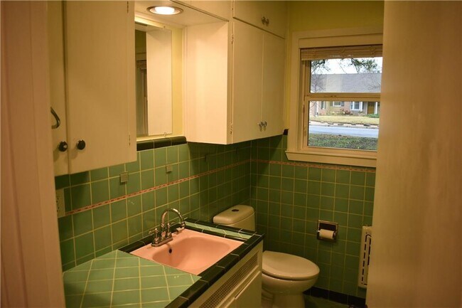Building Photo - 2701 Twin Oaks Dr