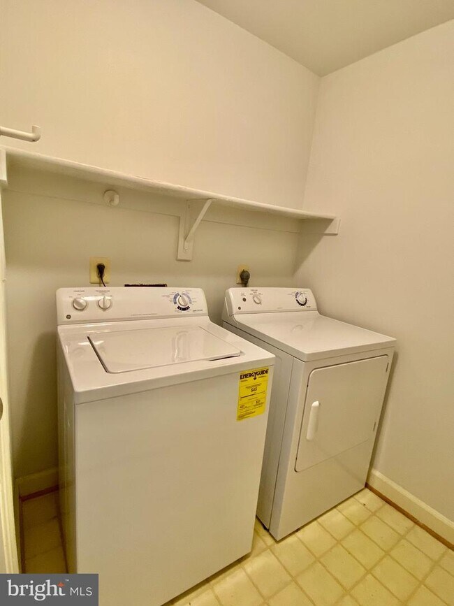 Building Photo - 2110 Eluna Ct