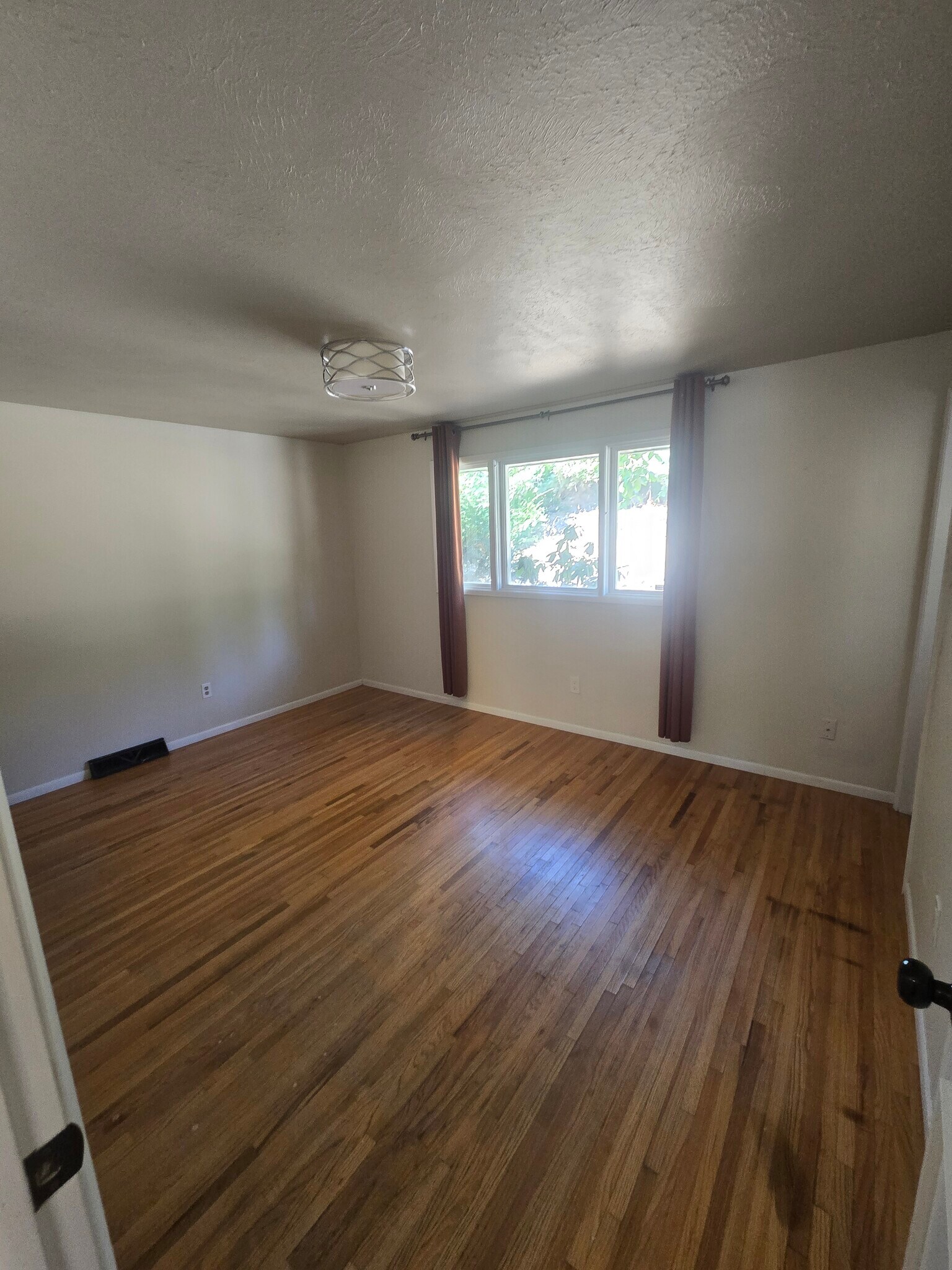 Building Photo - 3010 W Weile Ave
