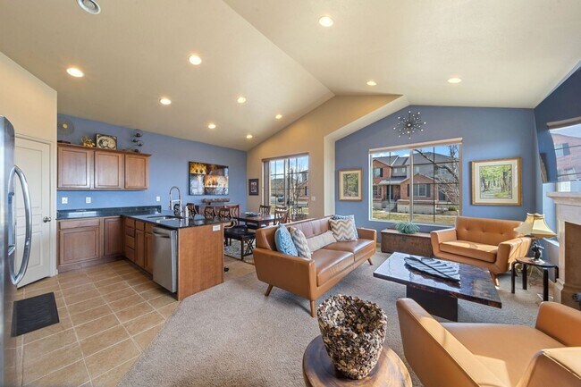 Building Photo - Flexible Lease Options! 6-Bedroom West Poi...