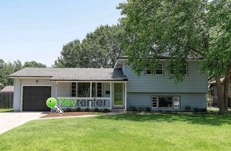 Building Photo - Spacious 4-Bedroom / 2-Bath Home in Wichit...