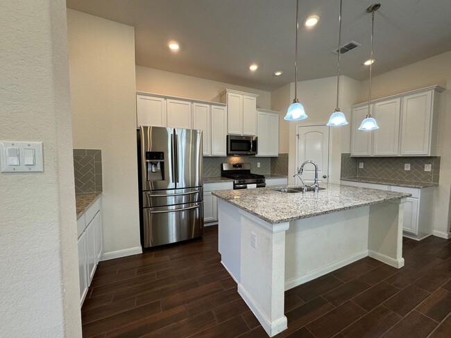 Building Photo - Stunning Rental Home in Gated Wortham Oaks...
