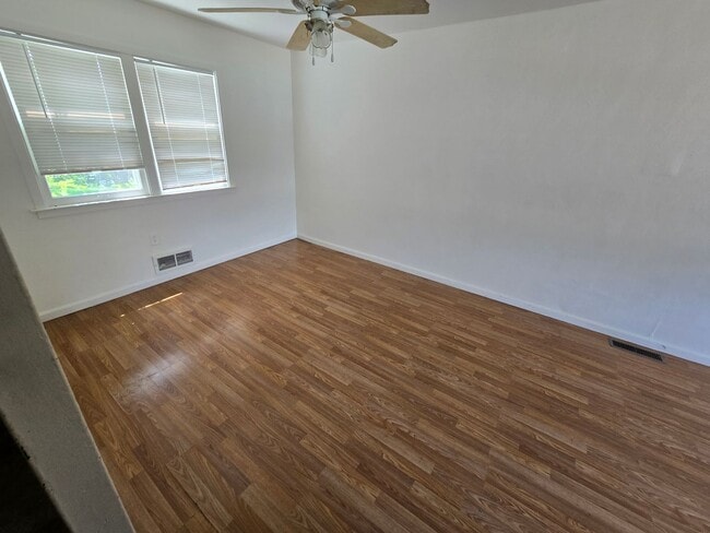 Building Photo - $1100 3 Bed 1 Bath Townhome