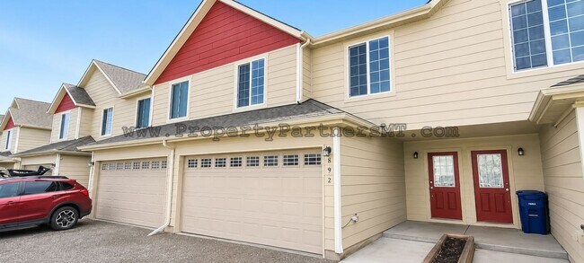 Building Photo - Very Nice 3 Bed 2.5 Bath Town house in River Rock Subdivision!