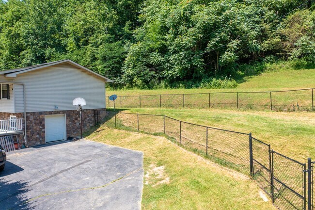 Building Photo - 3 br/ 2 bath home, private setting with garage/workshop