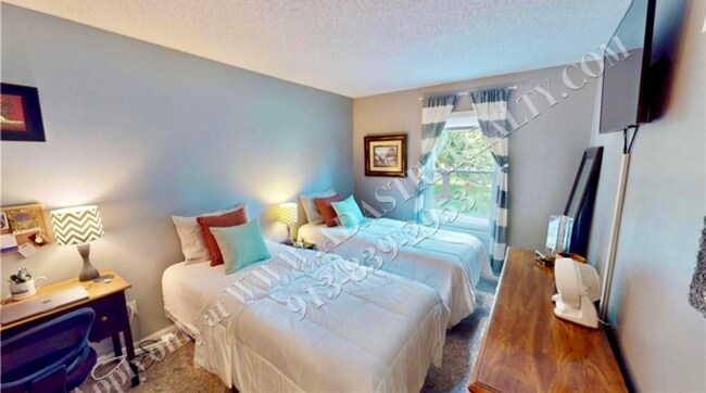 Building Photo - Beautiful Updated 3 Bed 3 Bath Home in Ove...