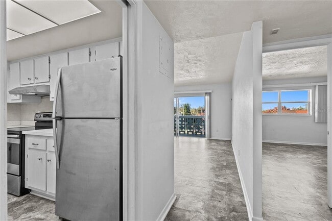 Building Photo - 221 Columbia Dr