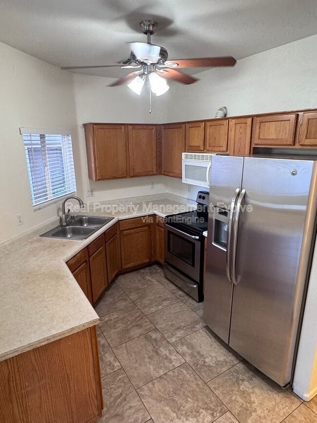 Building Photo - 3734 W Oregon Ave