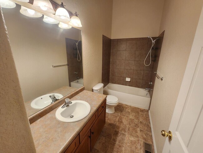 Building Photo - 3 Bedroom Townhome in Gated Community
