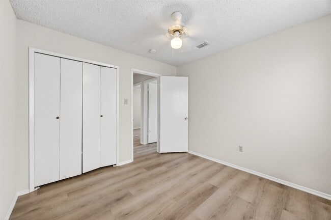 Building Photo - 12047 Plumpoint Dr