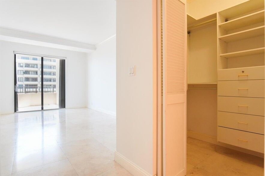 Building Photo - 251 Crandon Blvd