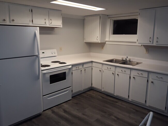 Building Photo - Neligh Triplex