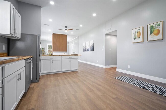 Building Photo - 354 S Dearborn St