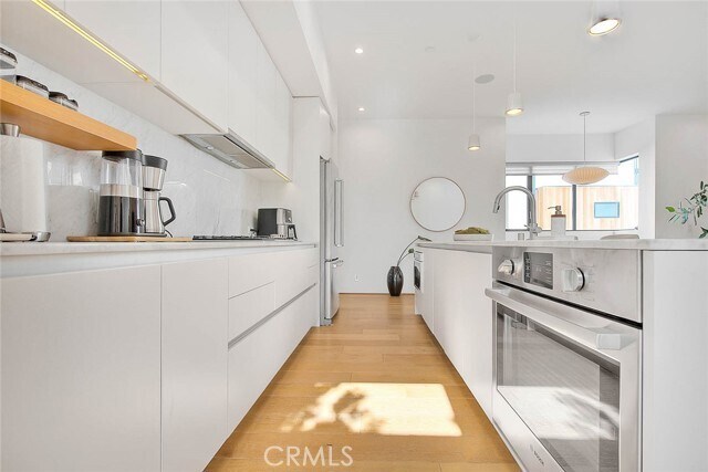 Building Photo - 1825 N Kenmore Ave