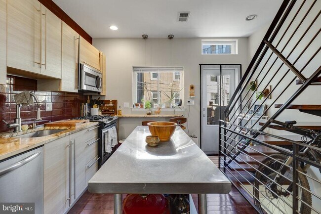 Building Photo - 221 W Girard Ave