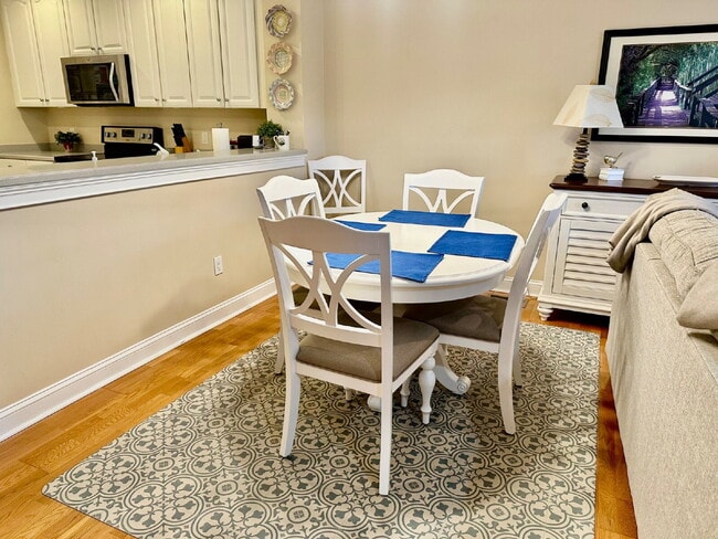 Building Photo - Spacious Two Bedroom Condo in the Crescent!