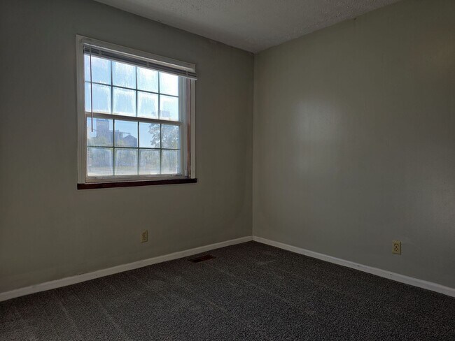 Building Photo - Spacious Townhouse Living Just Outside Downtown Woodburn