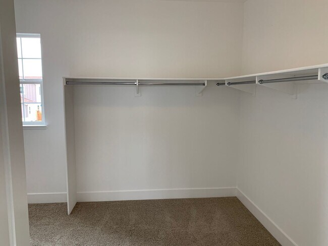 Building Photo - Large Executive home with tons of upgrades.