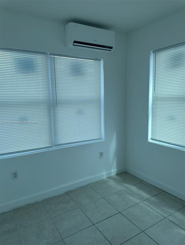 Building Photo - 985 SW 5th St