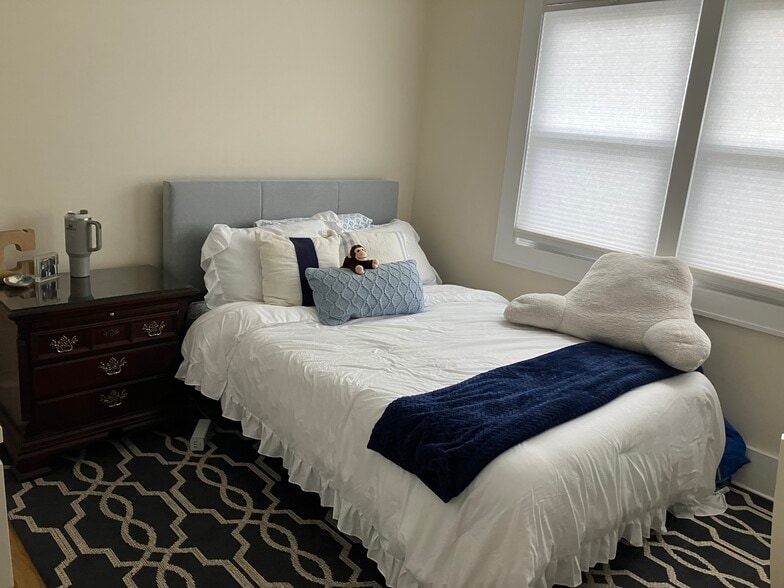 Full Size Bed - 296 Reef Rd