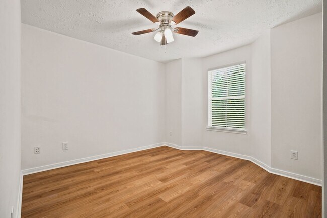 Building Photo - 8051 Bay Branch Dr