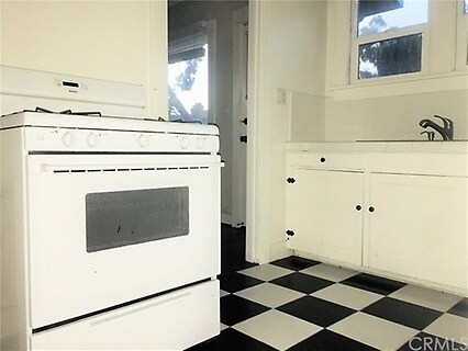 Building Photo - 472 3rd St